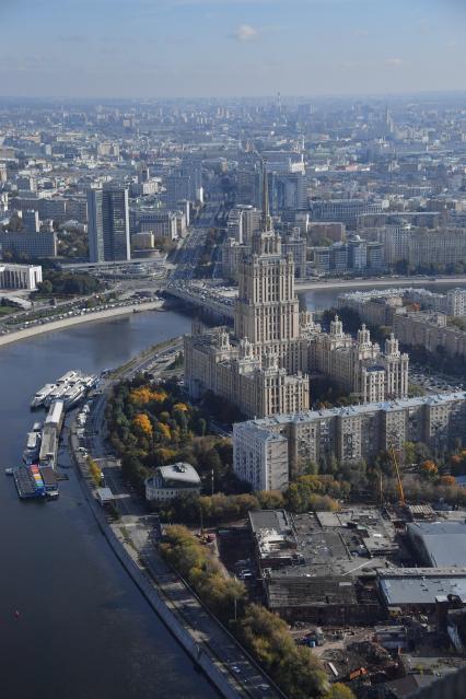 Москва. Вид на здание правительства Москвы (бывшее здание Совета экономической взаимопомощи (СЭВ) - (дом-книжка), улицу Новый Арбат  и гостиницу `Рэдиссон Ройал -Рэдиссон-Московская` (бывшая `Украина`) (справа).