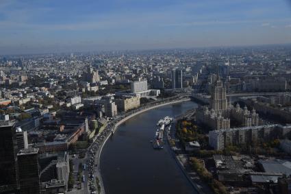 Москва. Вид на Жилой дом на Кудринской площади (слева), Дом правительства РФ (Белый дом), здание правительства Москвы (бывшее здание Совета экономической взаимопомощи (СЭВ) - (дом-книжка) и гостиница `Рэдиссон Ройал -Рэдиссон-Московская` (бывшая `Украина`) (справа).