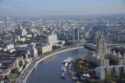 Москва. Вид на Жилой дом на Кудринской площади (слева), Дом правительства РФ (Белый дом), здание правительства Москвы (бывшее здание Совета экономической взаимопомощи (СЭВ) - (дом-книжка) и гостиница `Рэдиссон Ройал -Рэдиссон-Московская` (бывшая `Украина`) (справа).