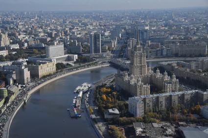 Москва. Вид на Дом правительства РФ (Белый дом), здание правительства Москвы (бывшее здание Совета экономической взаимопомощи (СЭВ) - (дом-книжка) и гостиница `Рэдиссон Ройал -Рэдиссон-Московская` (бывшая `Украина`).