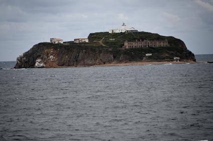 Владивосток. Вид на остров Скрыплева в заливе Петра Великого Японского моря.