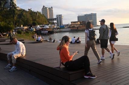 Владивосток. Люди на городской набережной.