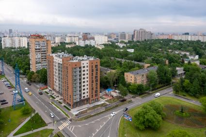 Москва. 10-этажный новый жилой дом по программе реновации в районе Черемушки.