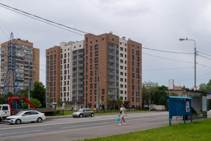 Москва. 10-этажный новый жилой дом по программе реновации в районе Черемушки.