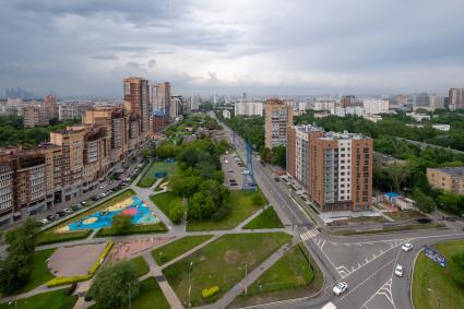 Москва. 10-этажный новый жилой дом по программе реновации в районе Черемушки.