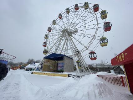 Москва. Колесо обозрения в парке `Сказка` в Крылатском.