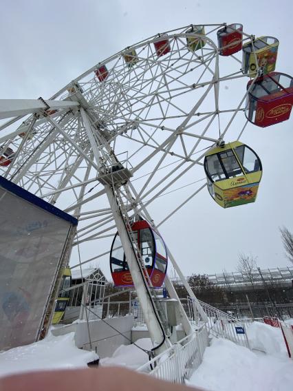 Москва. Колесо обозрения в парке `Сказка` в Крылатском.