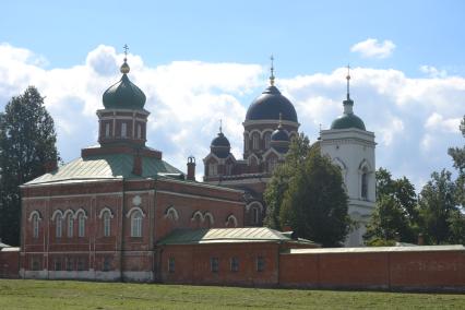 Московская область, Бородино. Церковь Усекновения главы Иоанна Предтечи и собор Владимирской иконы Божией Матери (слева направо) на территории Спасо-Бородинского женского монастыря.