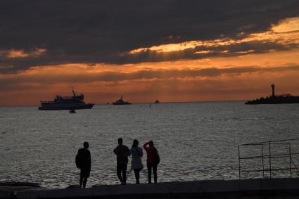 Сочи.  Закат над Черным морем.