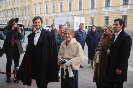 Санкт-Петербург. Гости прибыли на торжественные мероприятия по случаю венчания Великого князя Георгия Михайловича Романова с Ребеккой Беттарини в Российский этнографический музей в Санкт-Петербурге.