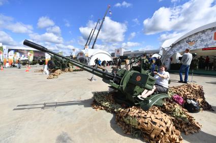 Московская область. Посетители на Международном форуме АРМИЯ-2021 в Конгрессно-выставочном центре Патриот .