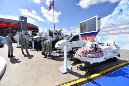 Московская область.  Техника в арктическом камуфляже на Международном форуме    АРМИЯ-2021  в Конгрессно-выставочном центре  Патриот .