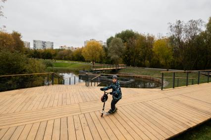 Москва. Смотровая площадка с видом на пруд в парке `Яуза.`