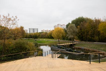 Москва. Смотровая площадка с видом на пруд в парке `Яуза.`