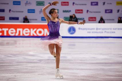 Челябинск. Спортсменка Камила Валиева во время короткой программы женского одиночного катания на контрольных прокатах сборной России по фигурному катанию на ледовой арене `Трактор`.