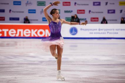 Челябинск. Спортсменка Камила Валиева во время короткой программы женского одиночного катания на контрольных прокатах сборной России по фигурному катанию на ледовой арене `Трактор`.