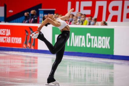 Челябинск. Спортсменка Софья Самодурова во время короткой программы женского одиночного катания на контрольных прокатах сборной России по фигурному катанию на ледовой арене `Трактор`.