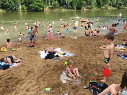 Москва. Горожане на пляже в зоне отдыха `Тропарево`.