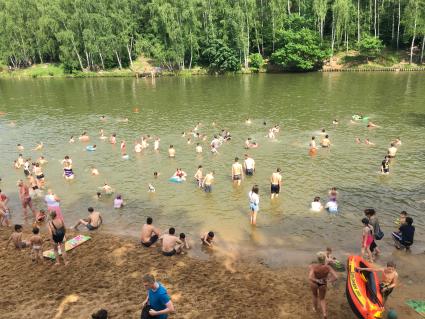 Москва. Горожане на пляже в зоне отдыха `Тропарево`.