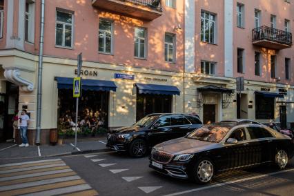 Москва. Автомобили в Большом Патриаршем переулке.