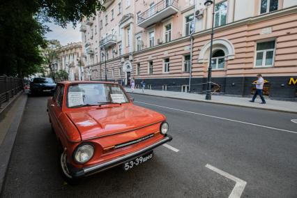 Москва. Автомобиль ЗАЗ-968 М `Запорожец` на одной из улиц города.