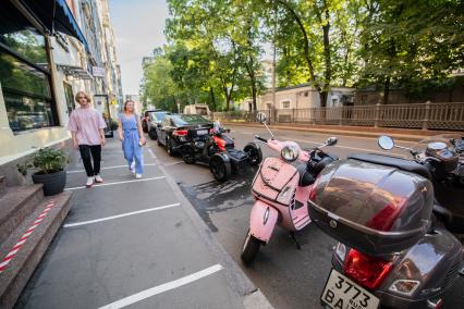 Москва. Парковочные места на одной из улиц города.