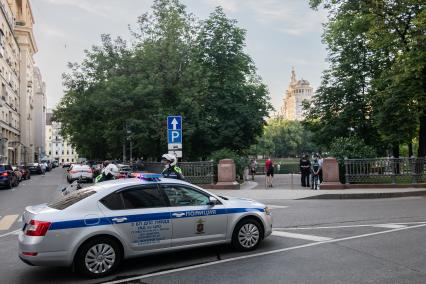 Москва. Автомобиль полиции вблизи Патриарших прудов.