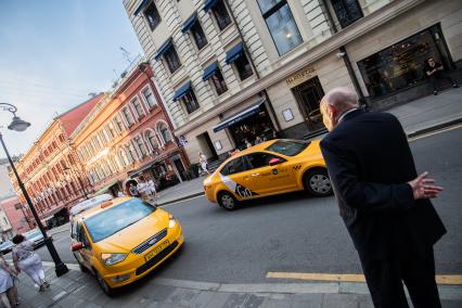 Москва. Автомобили `Яндекс Go Такси` на одной из улиц города.