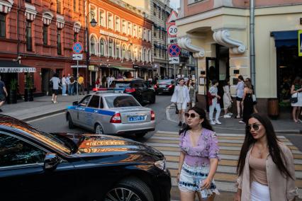 Москва. Девушки переходят дорогу по пешеходному переходу на Малой Бронной улице.