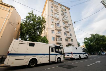 Москва. Полицейские автобусы на одной из улиц города.