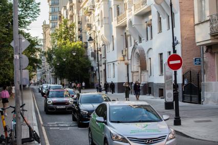 Москва. Автомобили на дороге с односторонним движением.