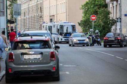 Москва. Сотрудники ДПС во время дежурства на одной из улиц города.