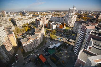 Екатеринбург. Деревянный дом среди многоэтажных новостроек