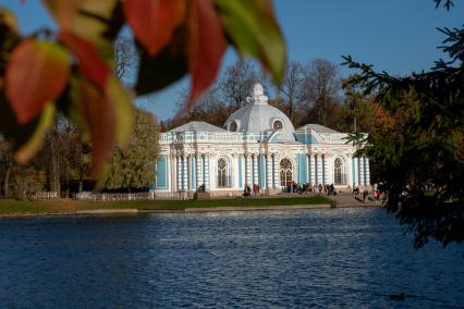 Санкт- Петербург.  Вид Екатерининского парка в Царском Селе осенью.