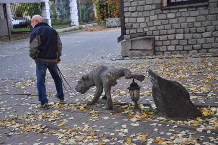 Москва.  Скульптуры во дворе  дома 13  на Садово-Черногрязской улице.