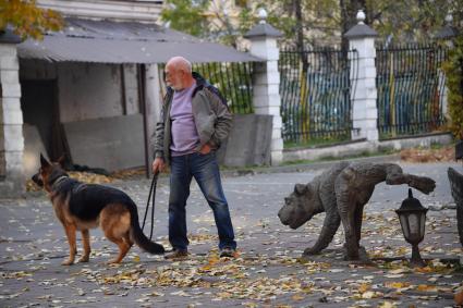 Москва.  Скульптуры во дворе  дома 13  на Садово-Черногрязской улице.