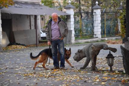 Москва.  Скульптуры во дворе  дома 13  на Садово-Черногрязской улице.