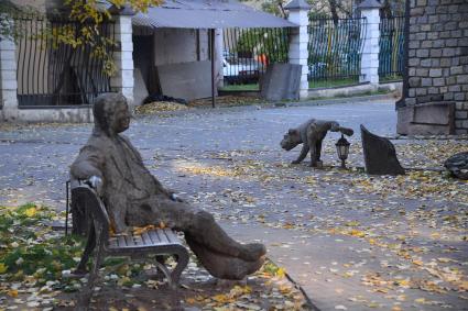 Москва.  Скульптуры во дворе  дома 13  на Садово-Черногрязской улице.