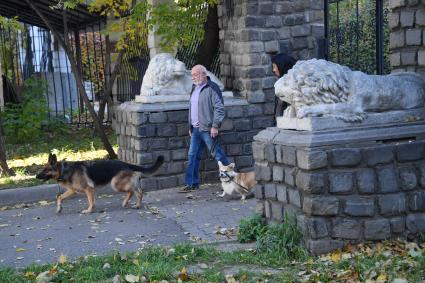 Москва.  Скульптуры во дворе  дома 13  на Садово-Черногрязской улице.