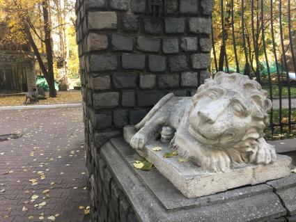 Москва. Скульптура льва у ворот  дома 13 на Садово-Черногрязской улице.