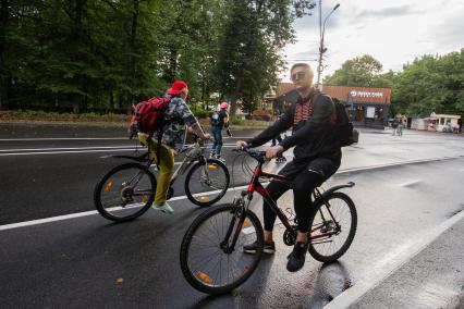 Москва. Корреспондент `Комсомольской правды` Андрей Абрамов катается на велосипеде по территории парка `Сокольники`.