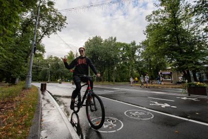 Москва. Корреспондент `Комсомольской правды` Андрей Абрамов катается на велосипеде по территории парка `Сокольники`.