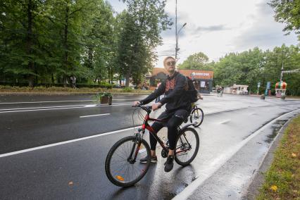 Москва. Корреспондент `Комсомольской правды` Андрей Абрамов катается на велосипеде по территории парка `Сокольники`.