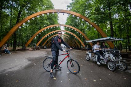 Москва. Корреспондент `Комсомольской правды` Андрей Абрамов с велосипедом на территории парка `Сокольники`.