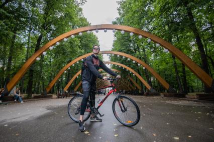 Москва. Корреспондент `Комсомольской правды` Андрей Абрамов с велосипедом на территории парка `Сокольники`.