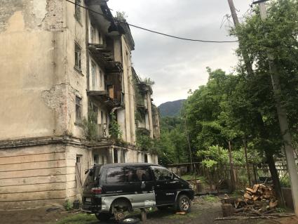 Абхазия. Ткуарчалский район. Заброшенный поселок Акармара, где проживают 30 человек.