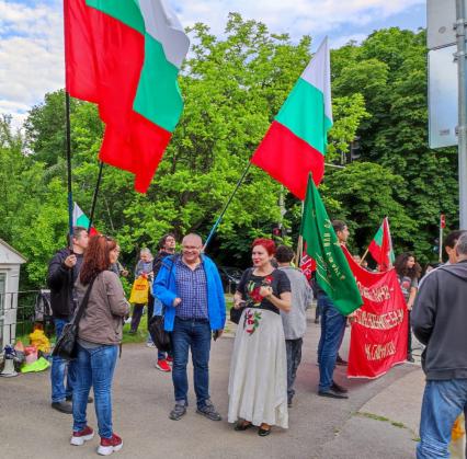 Болгария. г.София. Специальный корреспондент `Комсомольской правды` Дарья Асламова с болгарскими патриотами во время пикета против НАТО.