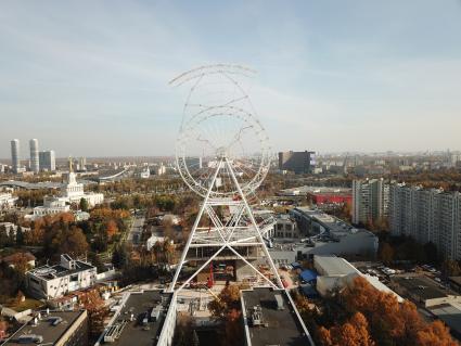 Москва. Вид на колесо обозрения `Солнце Москвы` на ВДНХ.