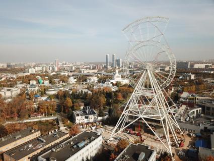 Москва. Вид на колесо обозрения `Солнце Москвы` на ВДНХ.