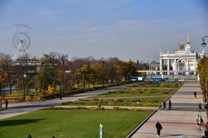 Москва.  Вид на центральную аллею ВДНХ.